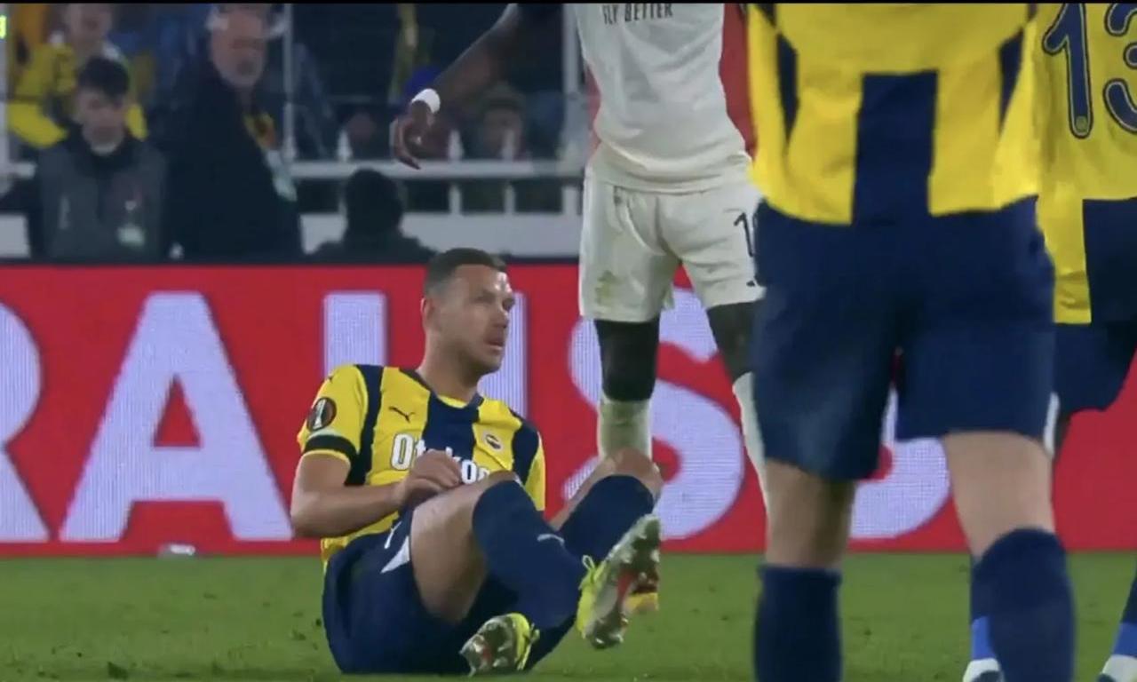 包含佛罗伦萨客场逼平对手，保持不败的词条