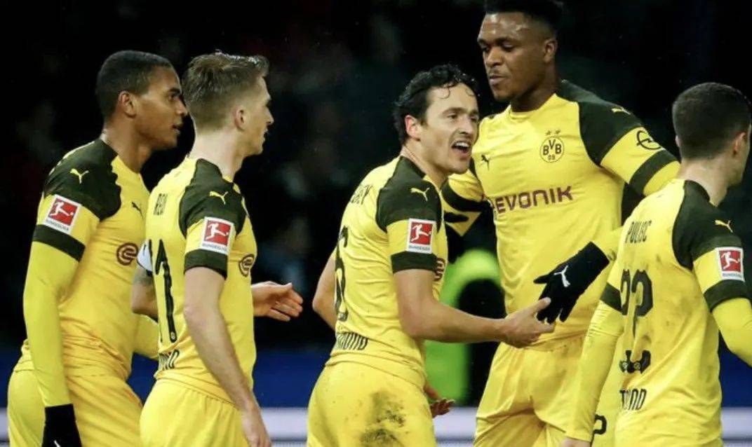 关于沃尔夫斯堡队成功战胜对手，提升排名的信息