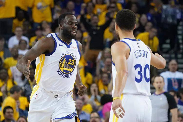 格林三巨头联手，波尔津吉斯得分突破，勇士冲击季后赛！的简单介绍